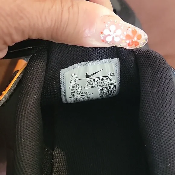 Nike - Picture 8 of 10